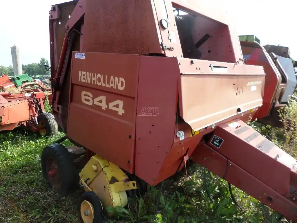 Gallery image 2 for Used New Holland 644 Round Baler