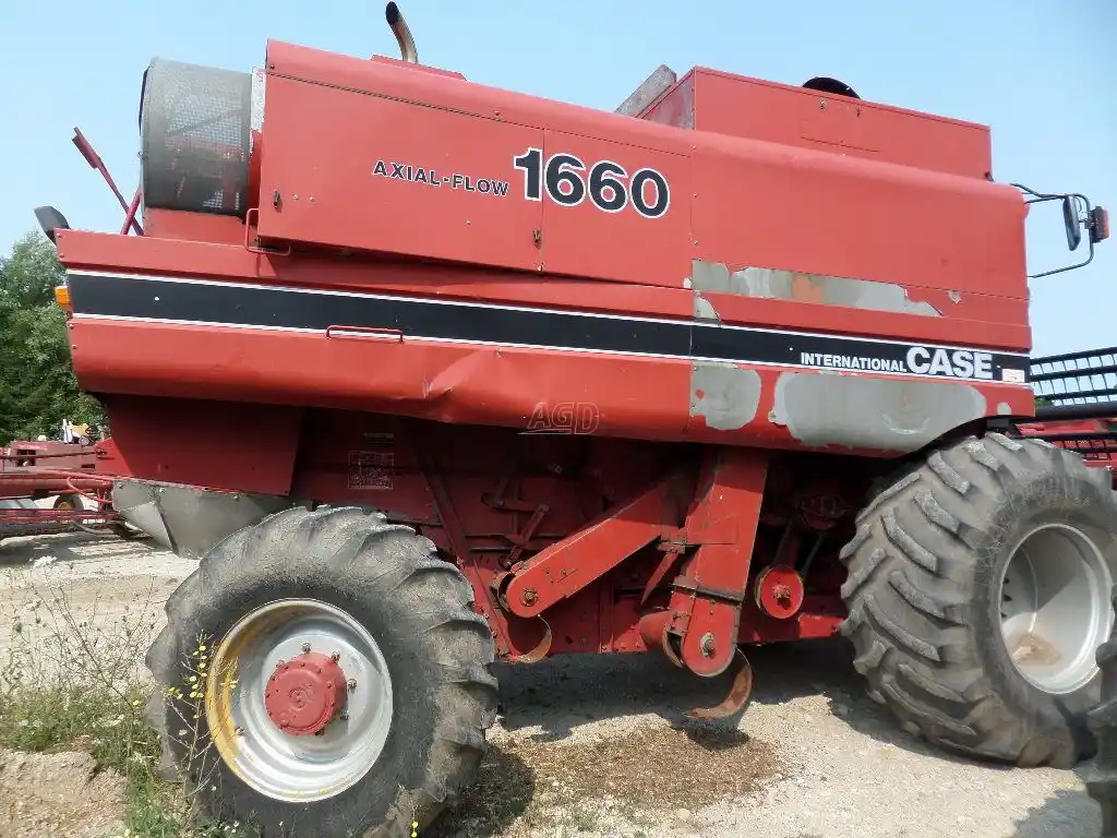 Gallery image 2 for Used Case IH 1660 Combine