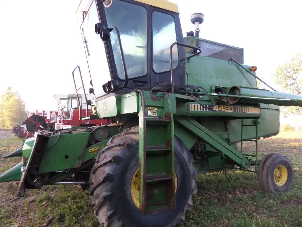 Gallery image 1 for Used John Deere 4420 Combine
