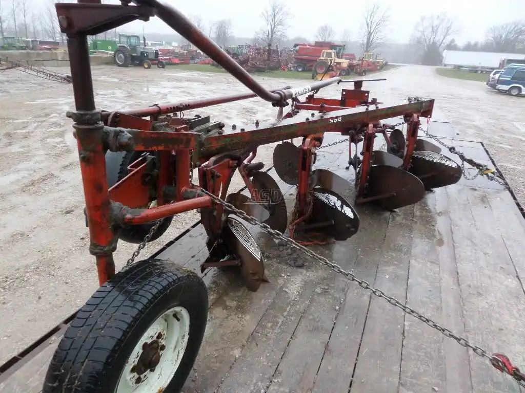 Gallery image 1 for Used Oliver 566 Plow
