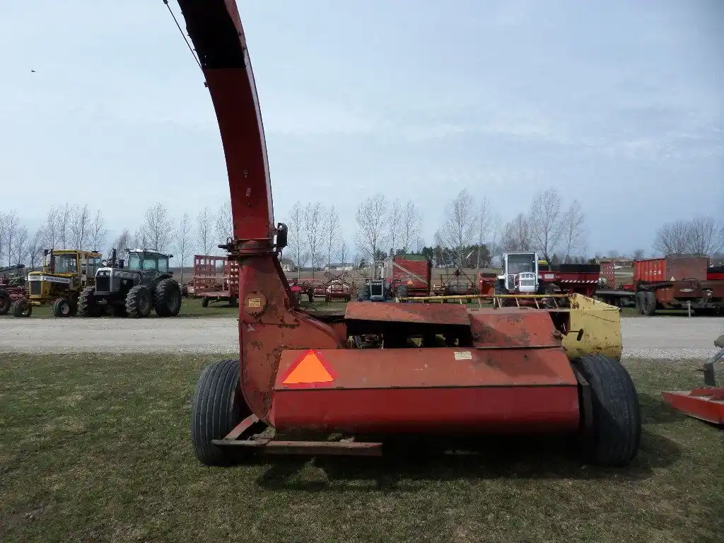 Gallery image 2 for New Holland 890 Forage Harvester