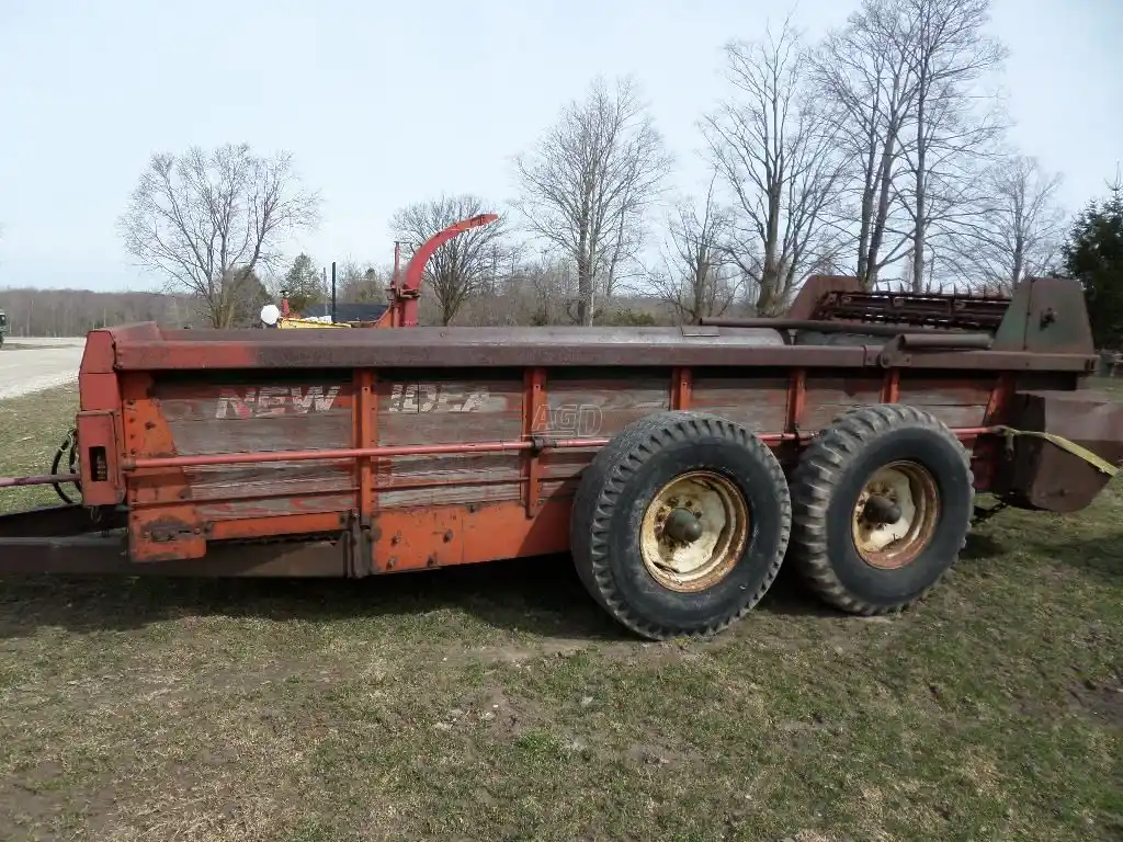 Gallery image 2 for Used New Idea 224 Manure Spreader