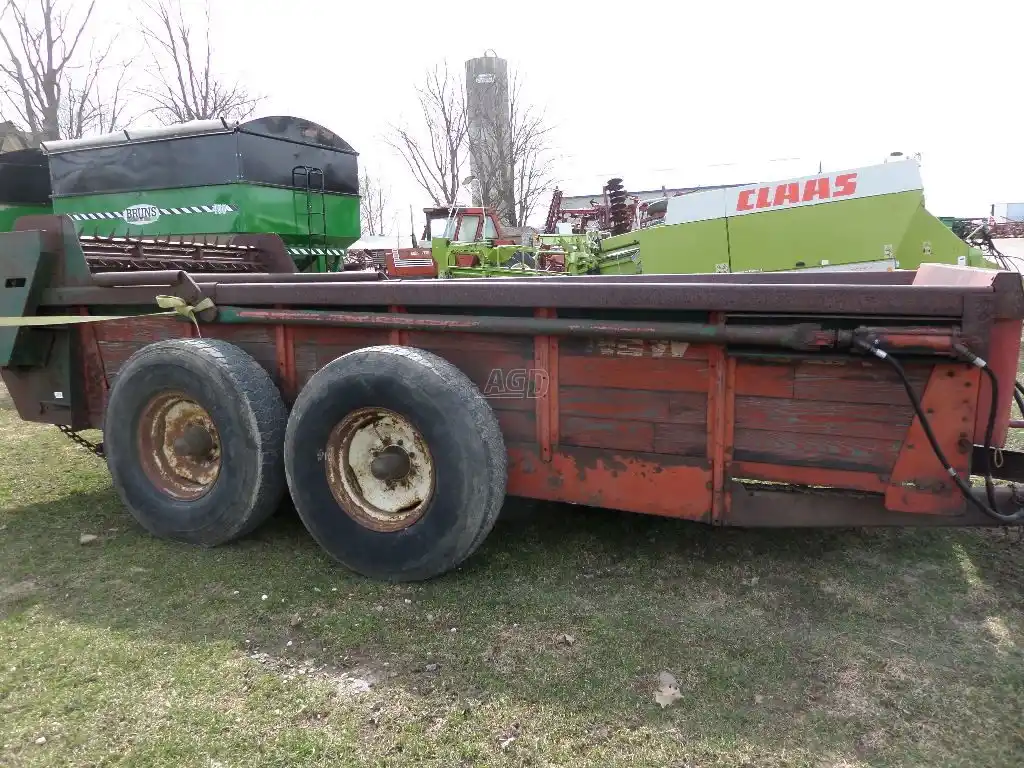 Gallery image 1 for Used New Idea 224 Manure Spreader