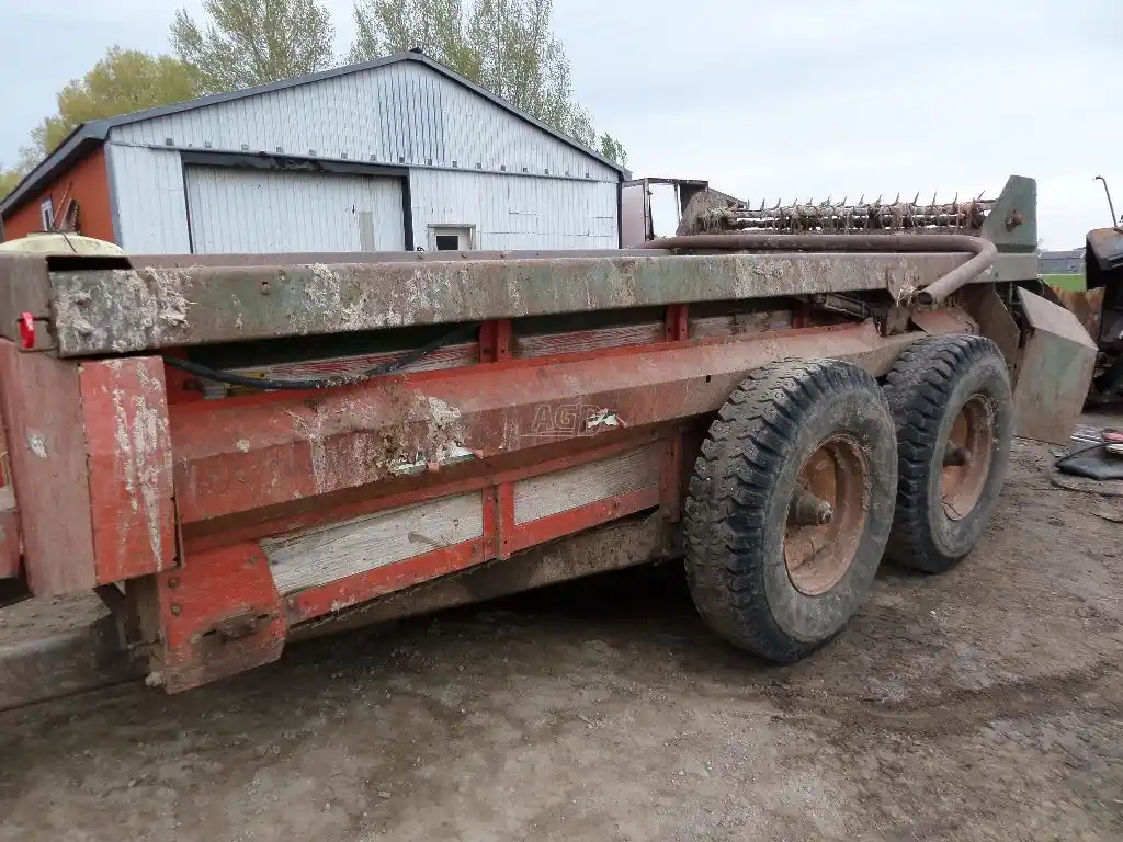 Gallery image 2 for Used New Idea 244 Manure Spreader