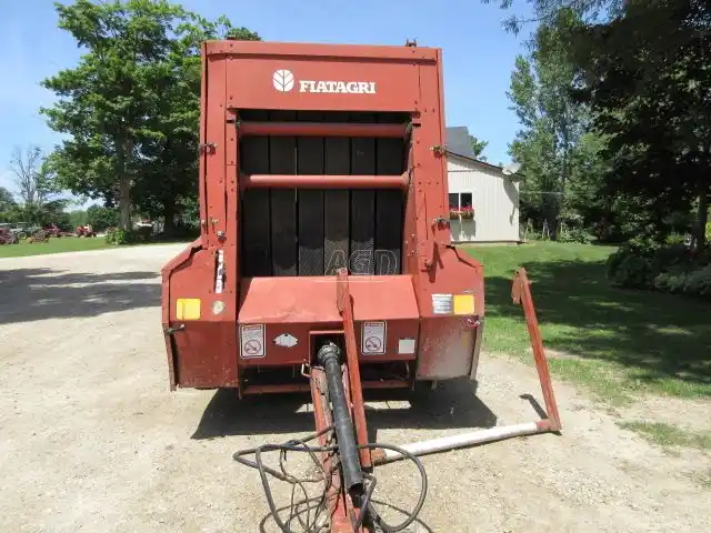 Gallery image 2 for Used Hesston 550 Round Baler