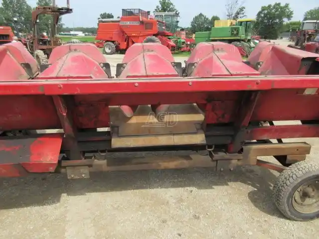 Gallery image 2 for Used International Harvester 844 Header - Row Crop