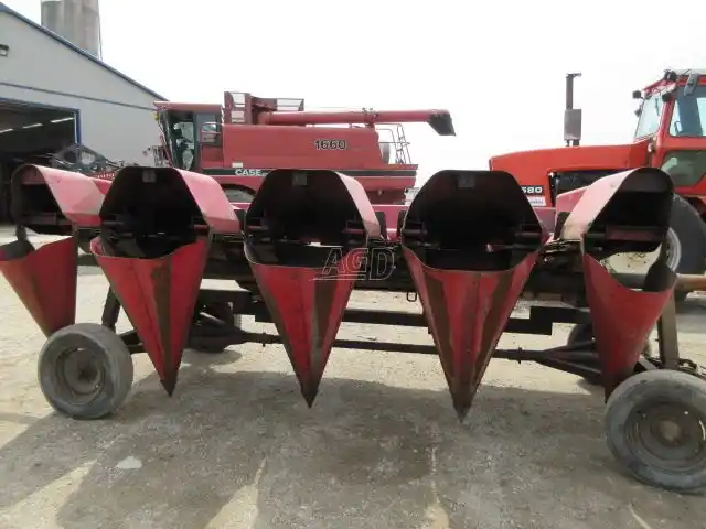Gallery image 1 for Used International Harvester 844 Header - Row Crop