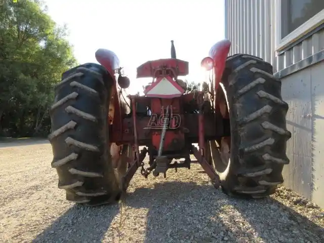 Gallery image 2 for Used 1968 International Harvester 624 Tractor