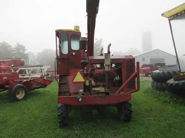 Gallery image 2 for New Holland 1880 Forage Harvester