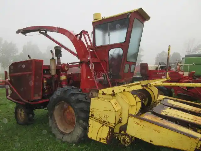 Gallery image 1 for New Holland 1880 Forage Harvester