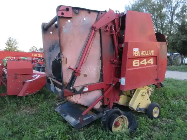 Gallery image 2 for Used New Holland 644 Round Baler