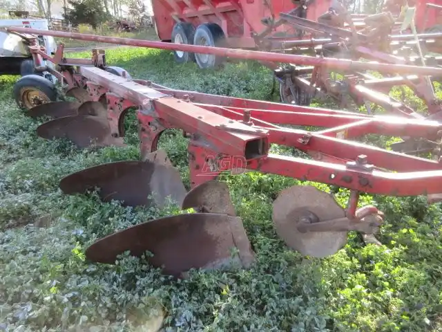 Gallery image 1 for Used International Harvester 550 Plow