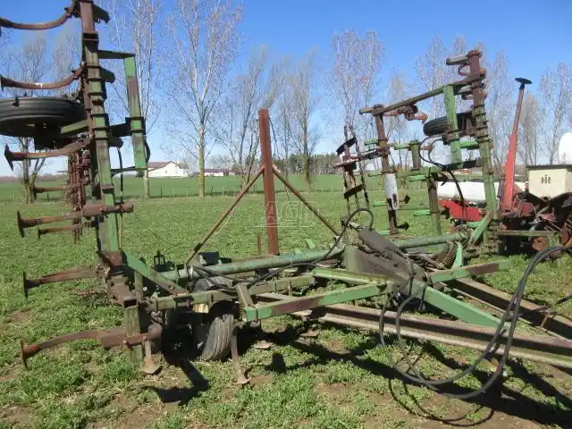 Gallery image 2 for Used John Deere E1000 Cultivator