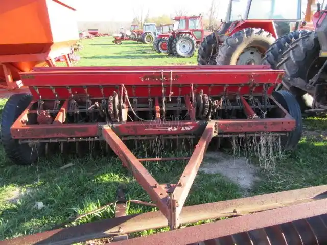Gallery image 1 for Used International Harvester 10 Drill