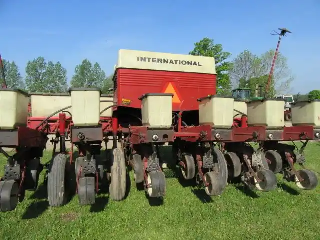 Gallery image 2 for Used International Harvester 800 Planter