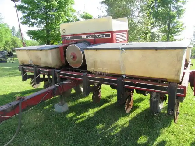 Gallery image 1 for Used International Harvester 800 Planter
