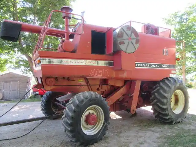 Gallery image 1 for Used International Harvester 1460 Combine