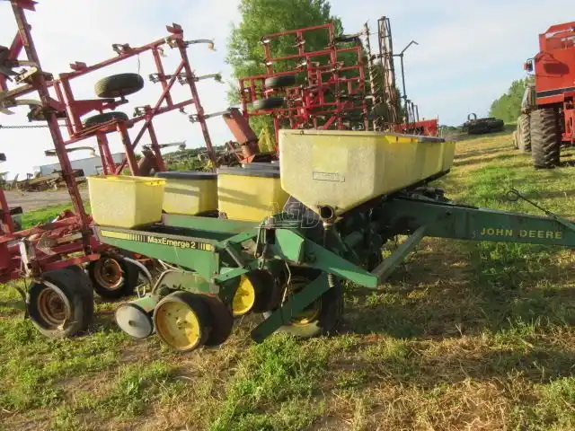Gallery image 2 for Used John Deere 7200 Planter