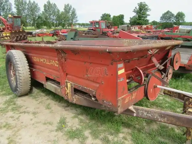 Gallery image 2 for Used New Holland 518 Manure Spreader