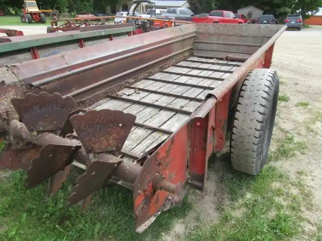 Gallery image 1 for Used New Holland 518 Manure Spreader