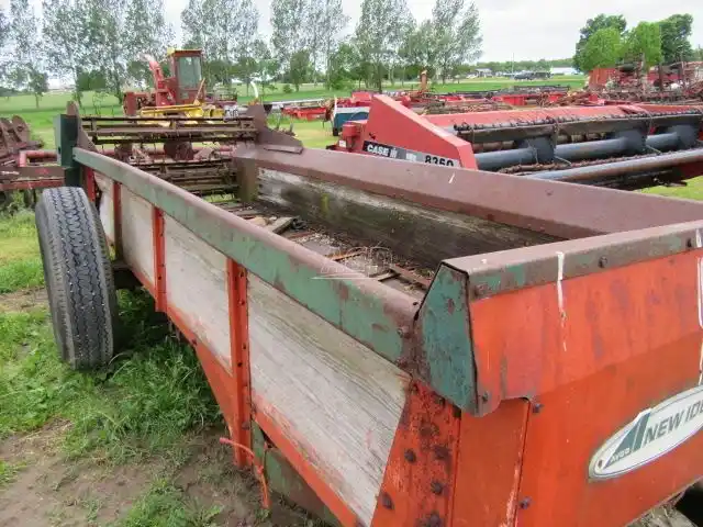 Gallery image 2 for Used New Idea 215 Manure Spreader