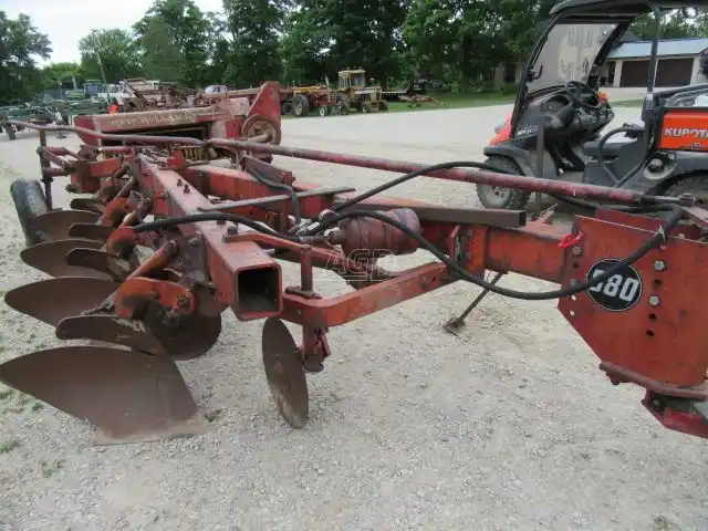 Gallery image 1 for Used Massey Ferguson 880 Plow