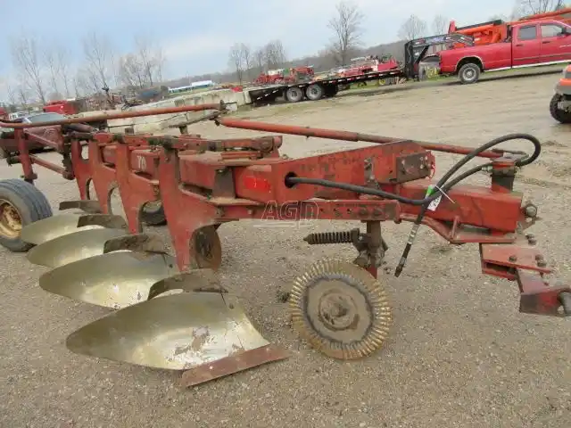 Gallery image 1 for Used International Harvester 720 Plow