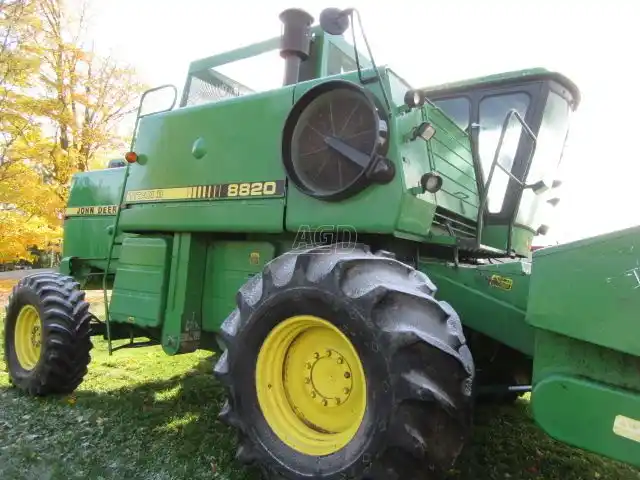 Gallery image 2 for 1988 John Deere 8820 TITAN II Combine
