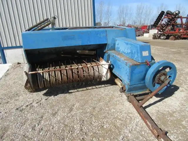 Gallery image 2 for Used Ford 530 Square Baler - Small