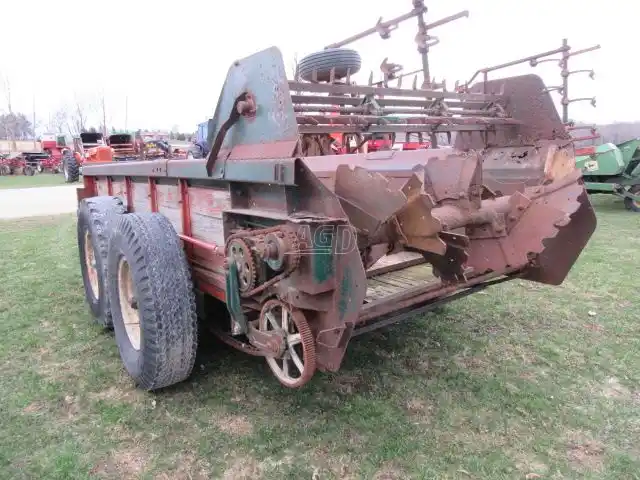 Gallery image 2 for Used New Idea 218 Manure Spreader