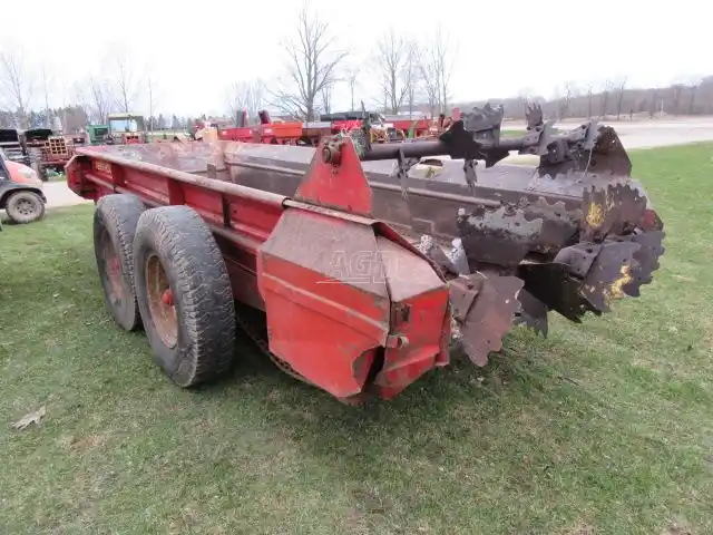 Gallery image 2 for Used New Holland 679 Manure Spreader