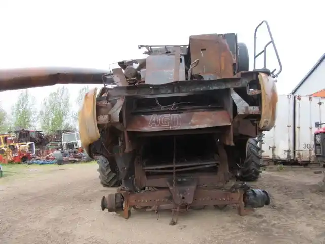 Gallery image 2 for New Holland CR9040 Combine