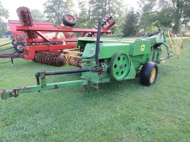 Gallery image 2 for Used John Deere 336 Round Baler