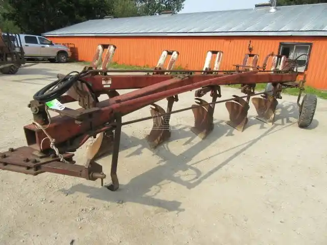 Gallery image 2 for Used International Harvester 720 Plow
