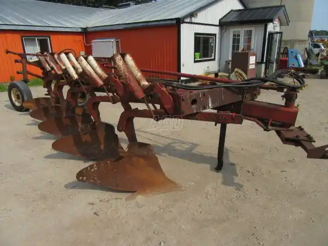 Gallery image 1 for Used International Harvester 720 Plow