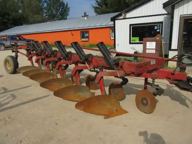 Gallery image 1 for Used International Harvester 720 Plow