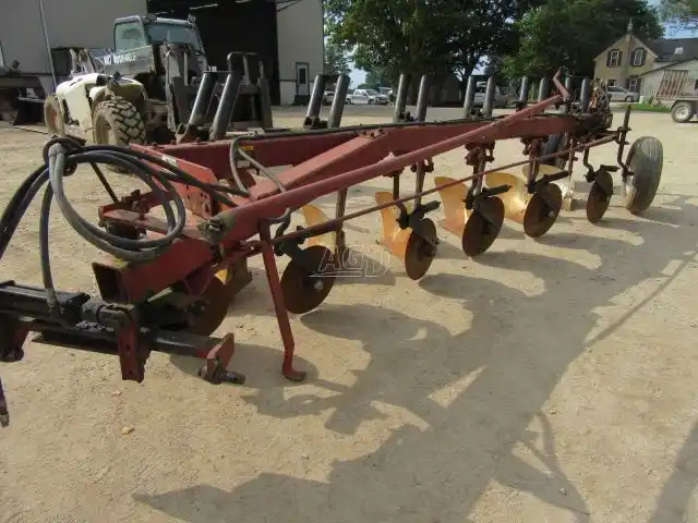 Gallery image 2 for Used International Harvester 720 Plow