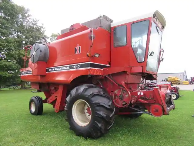 Gallery image 2 for International Harvester 1440 Combine