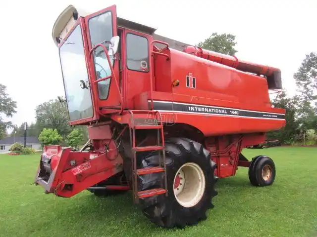 Gallery image 1 for International Harvester 1440 Combine