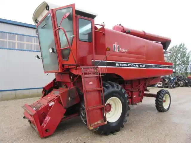 Gallery image 1 for International Harvester 1440 Combine