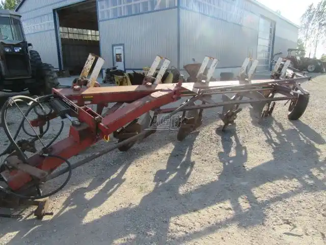 Gallery image 2 for Used International Harvester 735 Plow