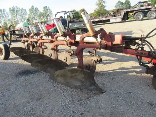 Gallery image 1 for Used International Harvester 735 Plow