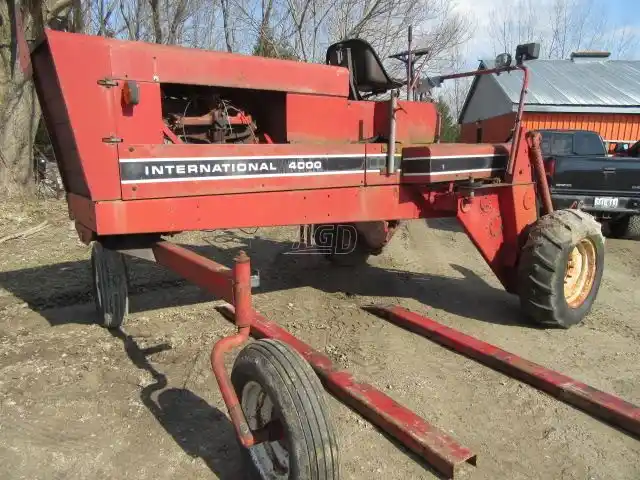 Gallery image 2 for Used International Harvester 4000 Windrower