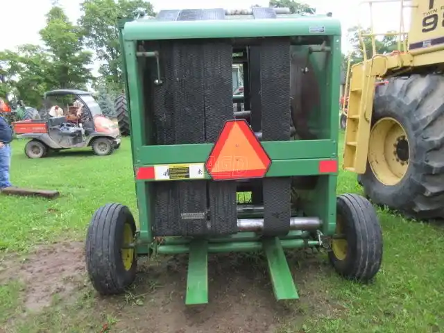 Gallery image 2 for Used John Deere 335 Round Baler