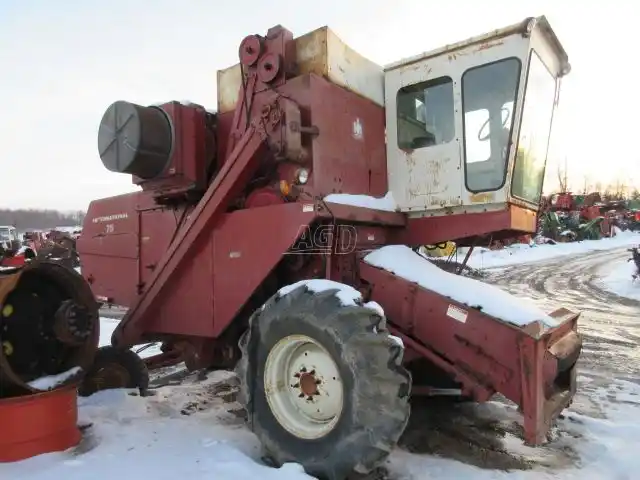 Gallery image 2 for Used International Harvester 715 Combine