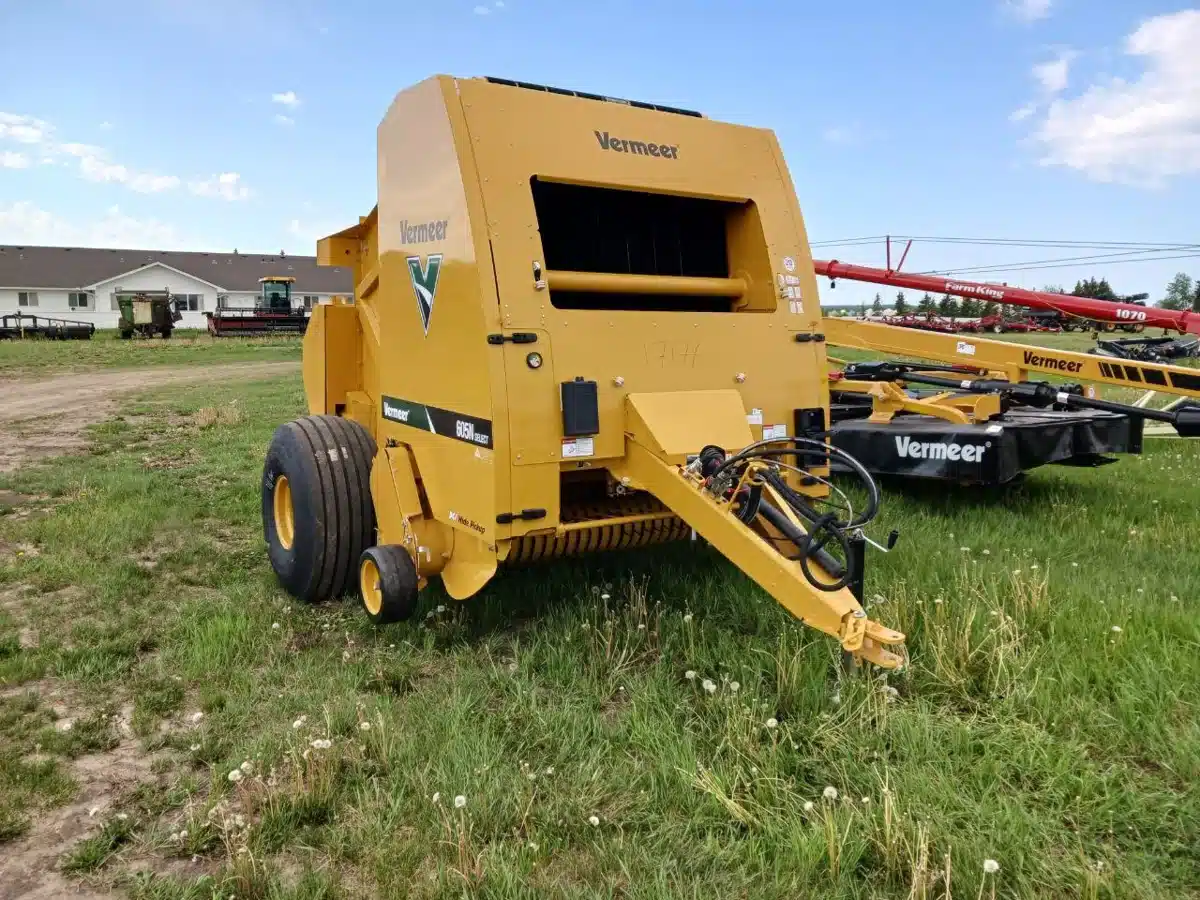 Gallery image 2 for New Vermeer 605N Select Round Baler