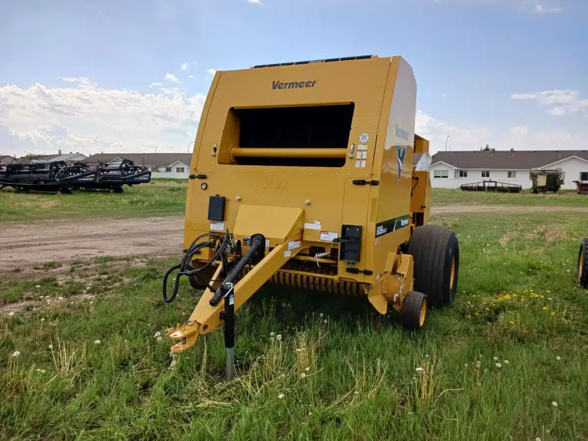 Gallery image 1 for New Vermeer 605N Select Round Baler