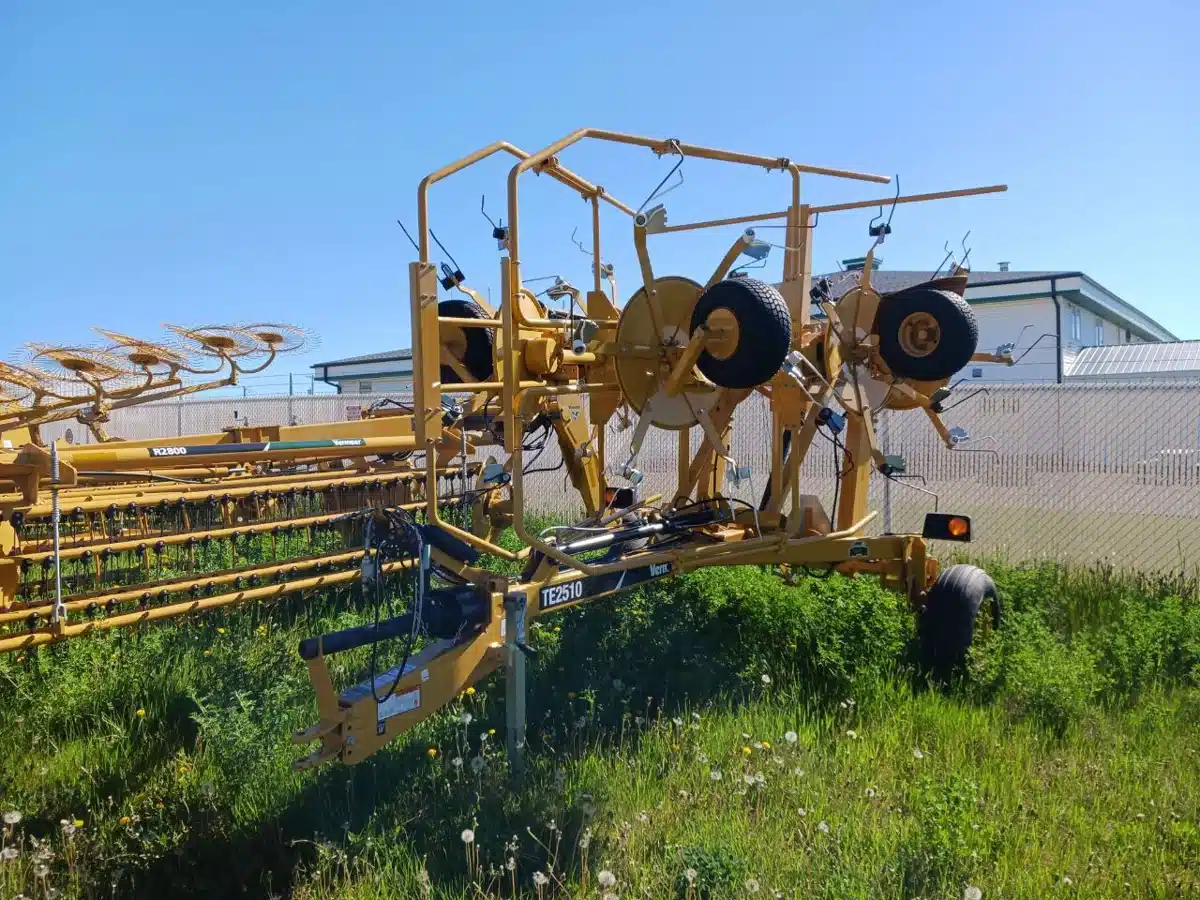 Gallery image 2 for New Vermeer TE2510 Tedder Rake