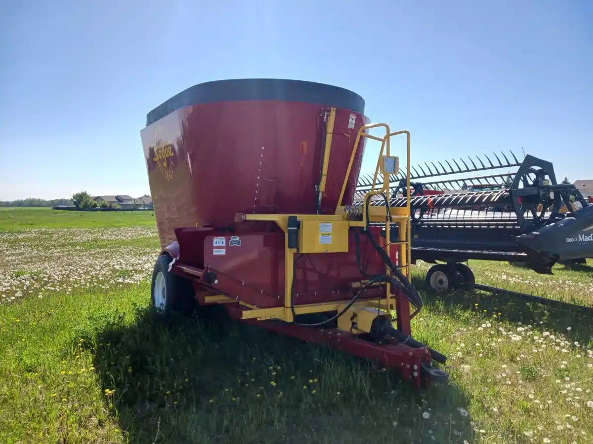 Gallery image 1 for New Supreme SEGUE 7T Feed Wagon