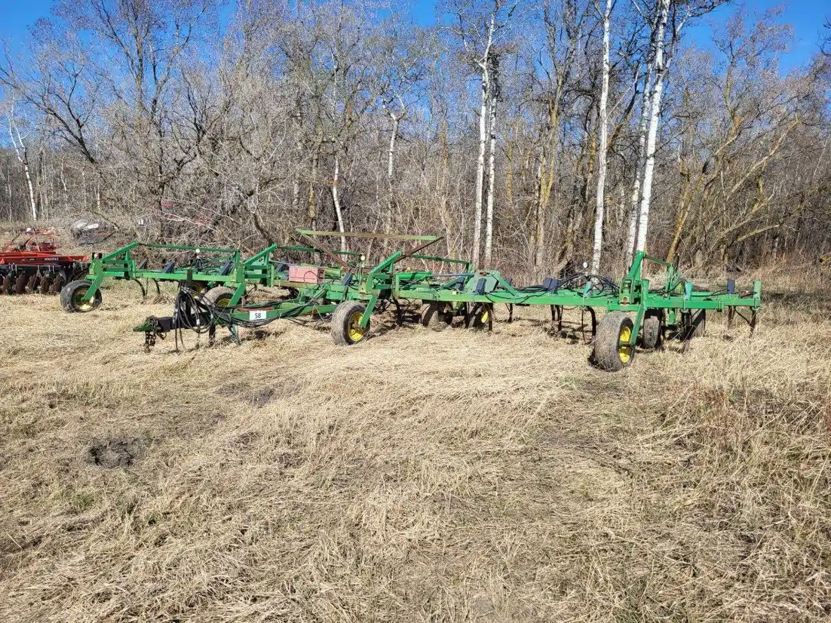 Gallery image 1 for John Deere 610 Cultivator